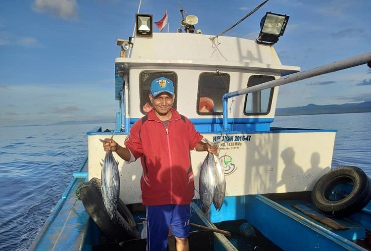 Amrullah Usemahu memegang hasil tangkapan ikan oleh nelayan dengan teknik huhate saat mengikuti trip pemancingan di atas KM.  Nelayan 2016-47, Minggu pagi (2/5/2021) (Foto : Istimewa)