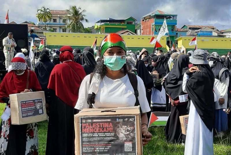 Gadis Katolik Elnino Fofid, ikut dalam aksi bela Palestina yang digelar warga muslim Ambon di lapangan Hatukau Batumerah Ambon, Jumat (21/05/2021). (Foto: istimewa)