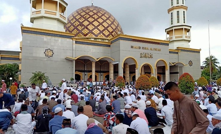 Ribuan umat Muslim kota Ambon saat menjalankan sholat Idul Fitri di Masjid Raya Alfatah Ambon, Kamis (13/5/2021)
