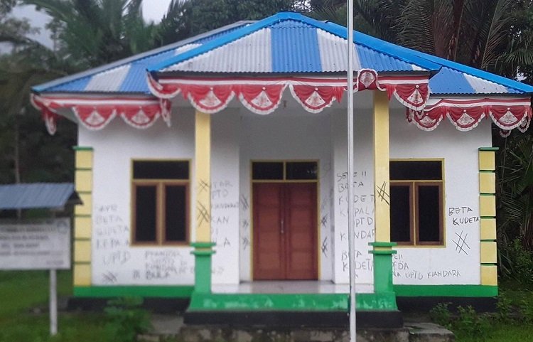 Kondisi bangunan Kantor UPTD Pendidikan  Kecamatan Kiandarat Kabupaten Seram Bagian Timur yang dicoret bagian depannya oleh orang tak dikenal (Foto: Istimewa)