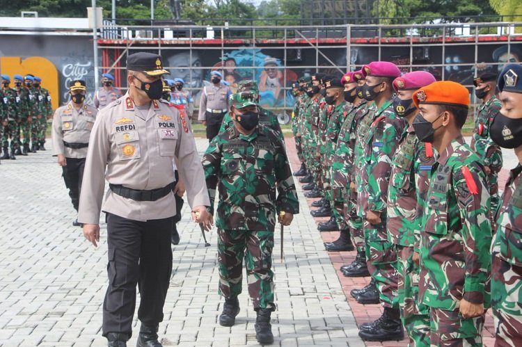 Kapolda Maluku Irjen Pol Refdi Andri dan Pangdam XVI/Pattimura saat melakukan pengecekan pasukan di Lapangan Merdeka Kecamatan Sirimau Kota Ambon, Maluku, Rabu (05/05/2021)