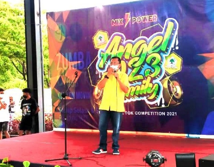 Ketua DPD Partai Golkar Kota Ambon, Max Siahay saat memberikan sambutan di lomba dance dan Tiktok Kompetition 2021 yang bertempat di ruang terbuka Mall Ambon City Center (ACC) di Ambon, Jumat (21/05/21).