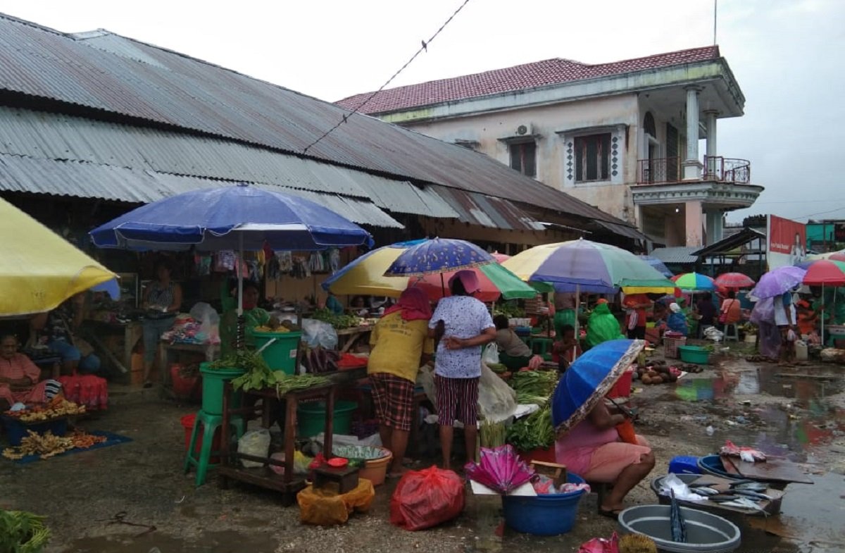 Aktivitas warga Saparua di waktu hari pasar yang berlangsung di Pasar Tradisional Saparua(Foto : Beritabeta.com)