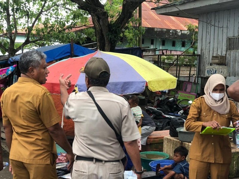 Dinas Koperindag dan UPTD Pasar Gumumae SBT melakukan pendataan dan verifikasi Pedagang Sayur dan Ikan di Pasar Baru Kota Bula, Selasa (25/5/2021). (Foto: Beritabeta.com)