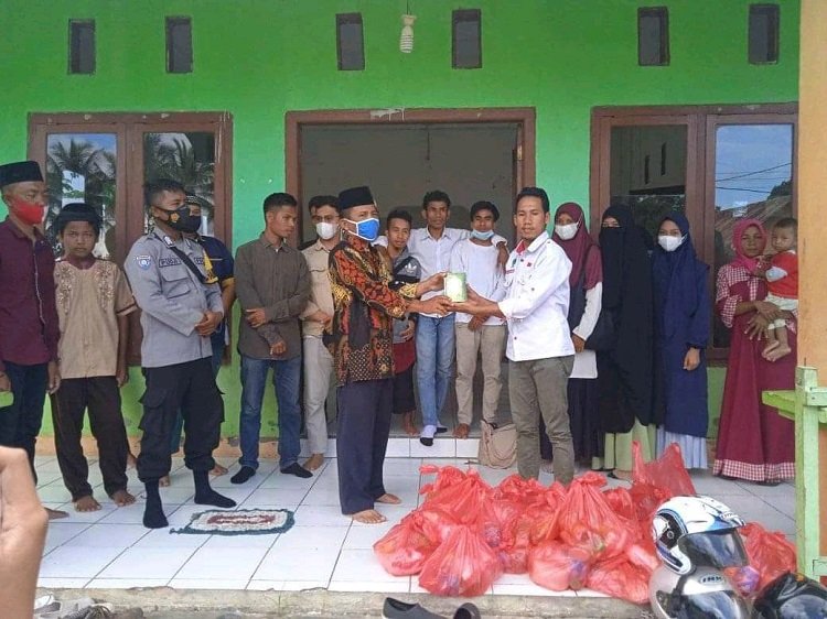 Penyerahan paket ramadhan oleh PD KAMMI Buru untuk masyarakat Dafa, Kecamatan Waelata di Pelataran Mushollah Desa Dafa, Sabtu (01/05/2021).
