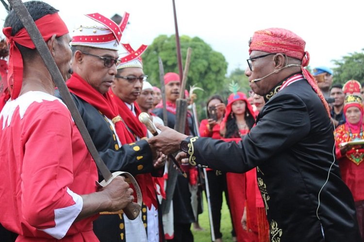 Ketua Latupati Ibrahim Wokas (kanan) saat melakukan proses penganugrahan gelar adat kepada Gubernur Maluku Murad Ismail di sela-sela peringatan Hari Kapitang Pattimura ke-202 di Saparua, Kabupaten Maluku Tengah Rabu 15 Mei 2019 (Foto : Dok. Beirtabeta.com)