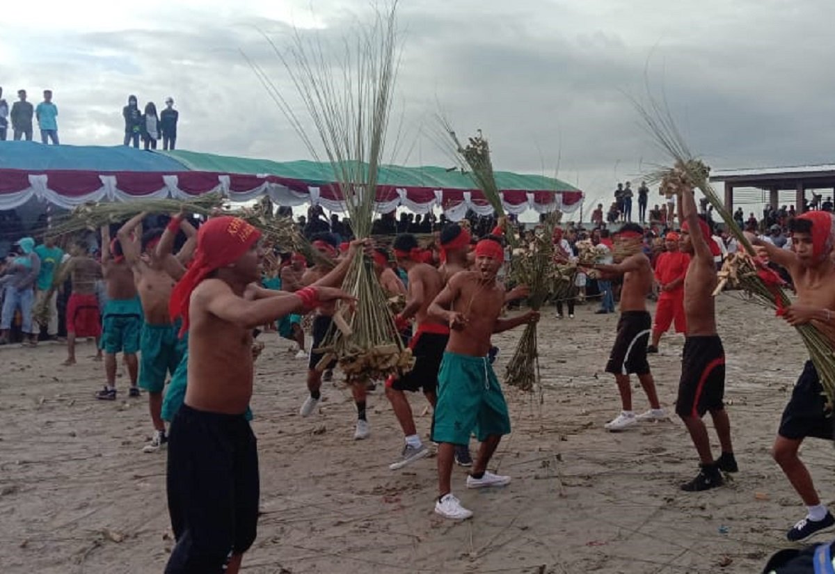 Palaksanaan ritual adat pukul sapu di Negeri Morela, Kecamatan Leihitu, Kabupaten Maluku Tengah, Kamis (20/5/2021) (Foto : beritabeta.com)