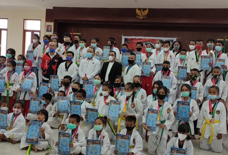 Tim Atlet Taekwondo yang tergabung dalam Taekwondo Amboina Academy saat mengikuti penyerahan piagam dan medali secara virtual dan penyerahan di lantai 5 Gedung DPRD Provinsi Maluku, Minggu (16/5/2021) (Foto : beritabeta.com)