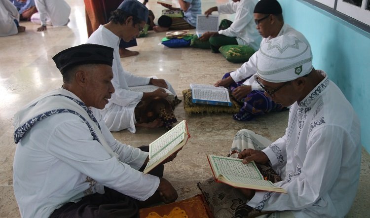 Warga Hualoy menyambut malam Lailatul Qadar dengan membaca Alqur’an dalam kegiatan bertemakan ‘Bumi Cinta’ yang dipusatkan di Masjid Zainal Abidin dan Lawataka Negeri Hualoy, Sabtu malam (8/5/2021) (Foto : Istimewa)