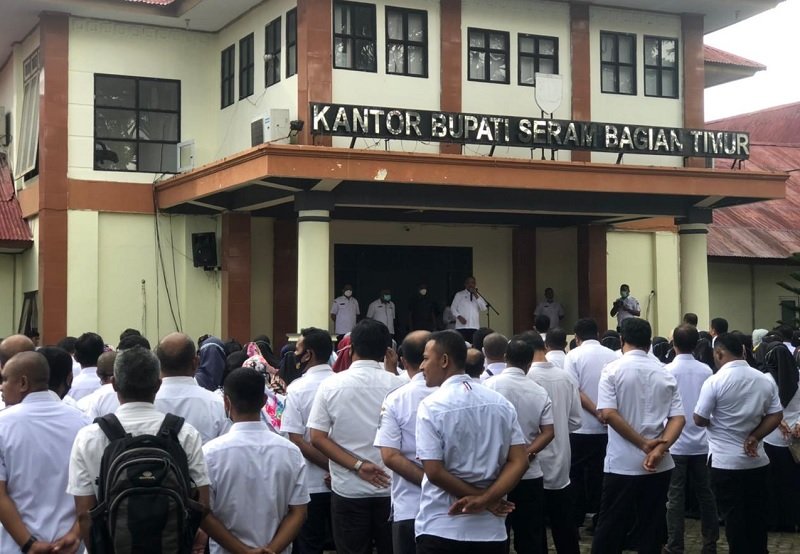 Ratusan ASN Pemkab SBT saat mengikuti apel perdana yang dipimpin Bupati SBT Abdul Mukti Keliobas di halaman kantor Bupati SBT, Rabu (30/6/2021).