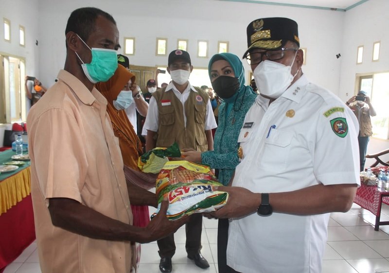 Gubernur Maluku menyerahkan paket bantuan secara simbolis kepada warga korban gempa bumi di Kecamatan Tehoru, Maluku Tengah, Senin (21/6/2021) (Foto : Istimewa)