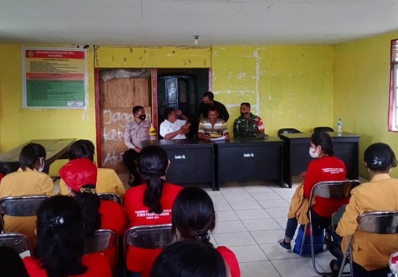 45 mahasiswa Stikes Pasapua Ambon saat melakukan pertemuan di Desa Namsina, Kecamatan Waplau, Kabupaten Buru, Jumat (4/6/2021).