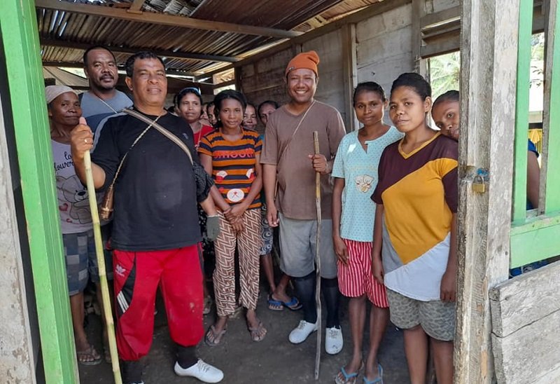 Berjumpa dengan warga Jemaat GPM Maraina di Pastori beratap zenk, berdinding papan dan lantainya terbuat dari pelepah bambu. (Foto : Istimewa)