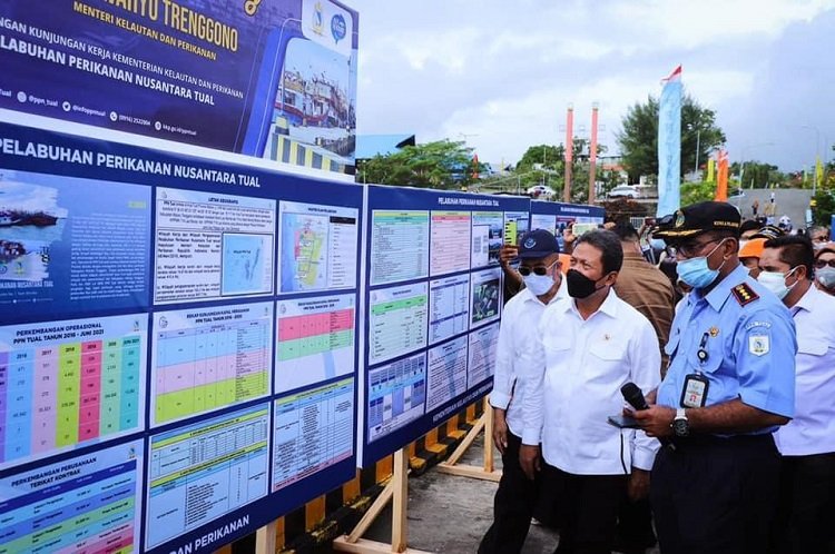 Menteri KKP Sakti Wahyu Trenggono saat meninjau Pelabuhan Perikanan Nusantara Kota Tual , Provinsi Maluku, Selasa (29/06/2021)