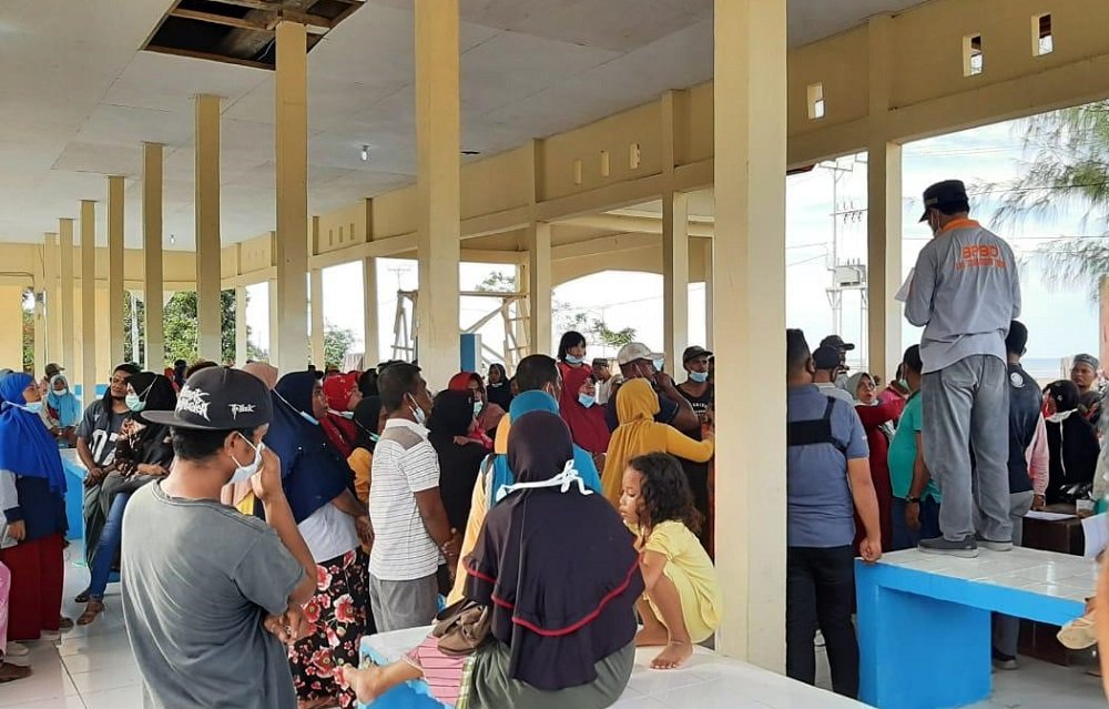 Plh Sekretaris Daerah (Sekda) SBT Jafar Kwairumaratu saat membacakan nama-nama pedagang ikan di Pasar Gumumae Bula, Jumat (4/6/2021) (Foto : beritabeta.com)