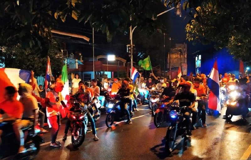 Warga kota Ambon, Maluku berkonvoi merayakan kemenangan tim Belanda atas Austria 2-0 dalam laga kedua Grup C Euro 2020, di Johan Cruyff Arena di Amsterdam, Jumat (18/6) dini hari. (Foto : Antara)