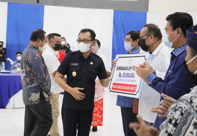 Wagub Maluku Barnabas Nathaniel Orno mewakili IKAPATTI menyerahkan sumbangan kepada Masjid Gimelaha Majira Unpatti senilai Rp. 25 juta dalam  Rakernas perdana IKAPATTI yang berlangsung di Auditorium Unpatti, Jumat, (25/6/2021) (Foto : Humasmaluku)