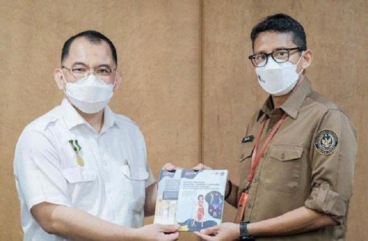 Menteri Pariwisata dan Ekonomi Kreatif Sandiaga Salahuddin Uno menggandeng pengurus besar (PB) Ikatan Dokter Indonesia (IDI)