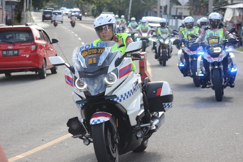 Wakapolda Maluku Brigjen Pol Drs. Jan de Fretes, M.M,  menggunakan motor gede (moge) untuk berpatroli memantau keamanan dan ketertiban masyarakat (Kamtibmas) di Kota Ambon, Rabu (30/6/2021).