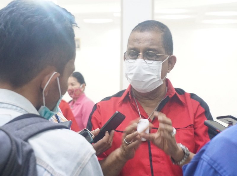 Walikota Ambon Richard Louhenapessy saat memberikan penjelasan kepada wartawan terkait kebijakan Pemkot Ambon dalam mendukung pengembangan produk pangan local di Kota Ambon (Foto : humas Pemkot Ambon)