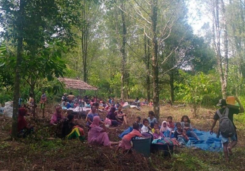 Ratusan warga memilih mengungsi di lokasi pembukitan usai gempa bumi M 6,1 melanda Kecamatan Tehoru Kabupaten Maluku Tengah