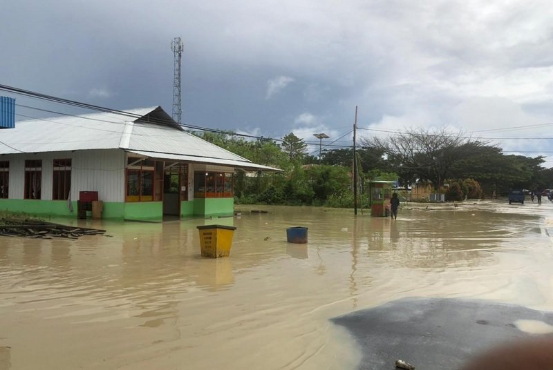 Kawasan Wailola, Kota Bula yang menjadi kawasan langganan banjir. Tampak salah satu bangunan rumah makan di depan Kantor KPU terendam banjir, saat diguyur hujan selama tiga jam, Sabtu (10/7/2021) (Foto : beritabeta.com)