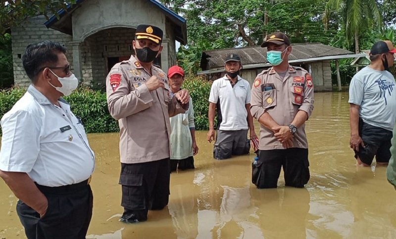 Sejumlah rumah warga di Desa Waeleman, Kecamatan Waelata, Kabupaten Buru terendam banjir akibat tingginya intensitas hujan di wilayah tersebut. Kapolres Pulau Buru AKBP Egia F. Kusumawiatmaja saat mengunjungi warga korban banjir di desa tersebut, Rabu (14/07/2021)