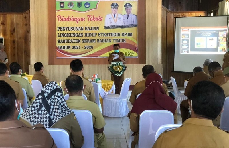 Kegiatan Bimtek Penyusunan KLHS Rencana Pembangunan Jangka Menengah (RPJM) Kabupaten SBT yang berlangsung di Pandopo Bupati SBT Kota Bula, Selasa (27/7/2021).