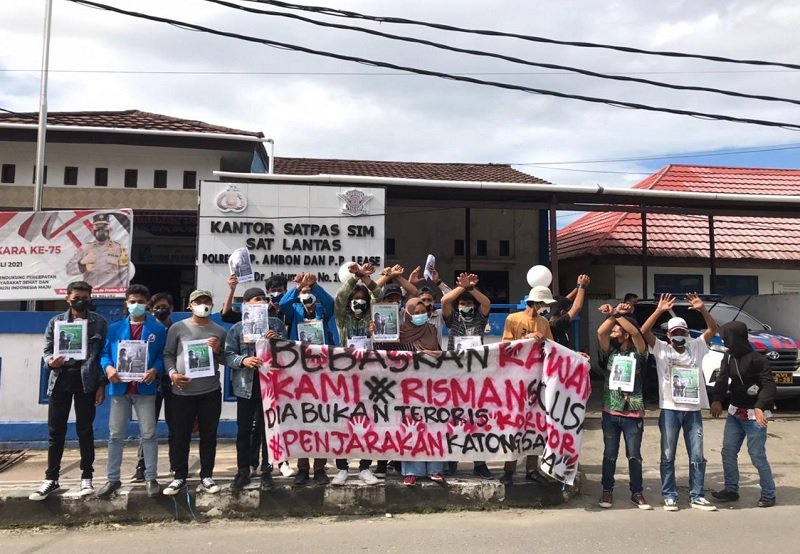 Puluhan mahasiswa yang tergabung dalam Aliansi Rakyat Menggugat menggelar aksi demo di depan Mapolresta Pulau Ambon dan Pulau-pulau Lease medesak  polisi membebaskan rekan mereka Risman Soulisa yang terjerat dugaan pelanggaran UU ITE, Selasa (27/7/2021)