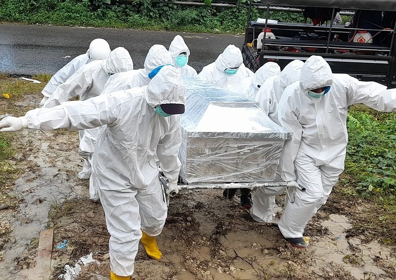 Proses pemakaman salah satu jenazah pasien Covid-19 asal Kota Ambon yang dilakukan oleh petugas kesehatan (Foto : Satgas Covid-19 Provinsi Maluku)