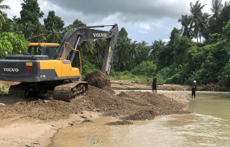 Kegiatan normalisasi Sungai Wailola dilakukan Pemerintah Desa Bula bersama Dinas PU Kabupaten SBT, Minggu (11/7/2021) (Foto : beritabeta.com)