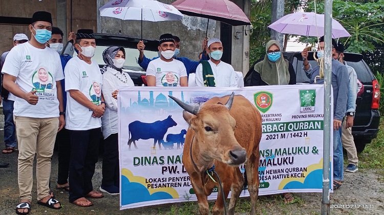 Pengurus LKKNU Maluku dan kadis Nakertrans saat menyerahkan hewan kurban kepada Pondok Pesantren Al Anshar Pinang Putih, Kecamatn Sirimau Kota Ambon, Sabtu (17/07/2021).