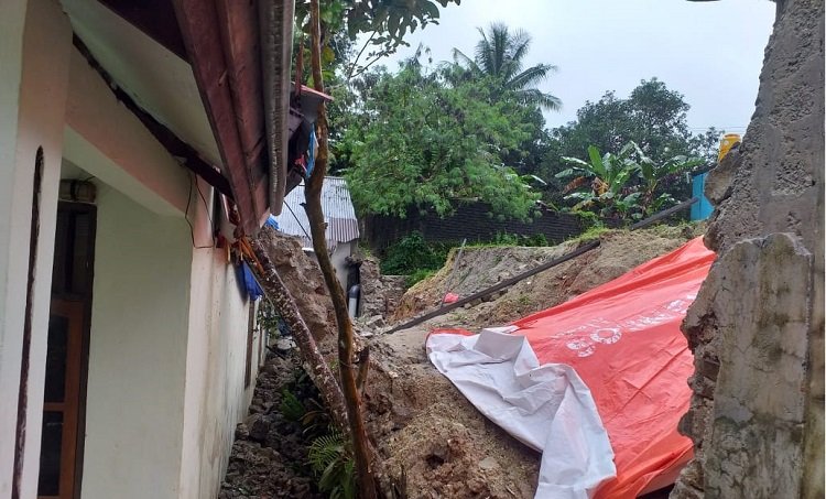 Foto Ilustrasi; Salah satu satu rumah warga RT 02/RW18, Lorong Silale Air Kuning, Negeri Batu Merah Kecamatan Sirimau Kota Ambon, Provinsi Maluku, Minggu (04/07/2021), tertimbun tanah longsor akibat hujan lebat yang melanda kota Ambon dan sekitarnya Minggu, (04/07/2021).