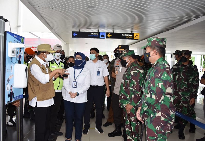 Pangdam XVI/Pattimura, Mayjen TNI Jeffry Apoly Rahawarin, saat melakukan inspeksi mendadak posko PPKM di Bandara Internasional Pattimura, Laha, Ambon, Senin (12/07/2021).