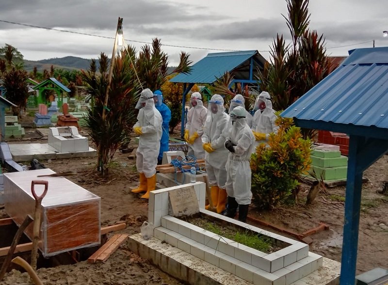 Pemakaman jenazah pasien asal Desa Waekasar, Kecamatan Waeapo, Kabupaten Buru yang dilakukan dengan menggunakan protocol Kesehatan, Sabtu (17/7/2021)