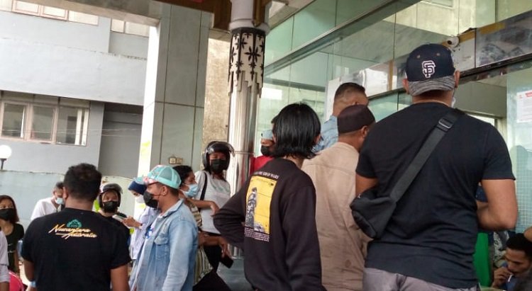 Puluhan calon penumpang kapal datang ke Kantor PELNI Cabang Ambon menyampaikan protes