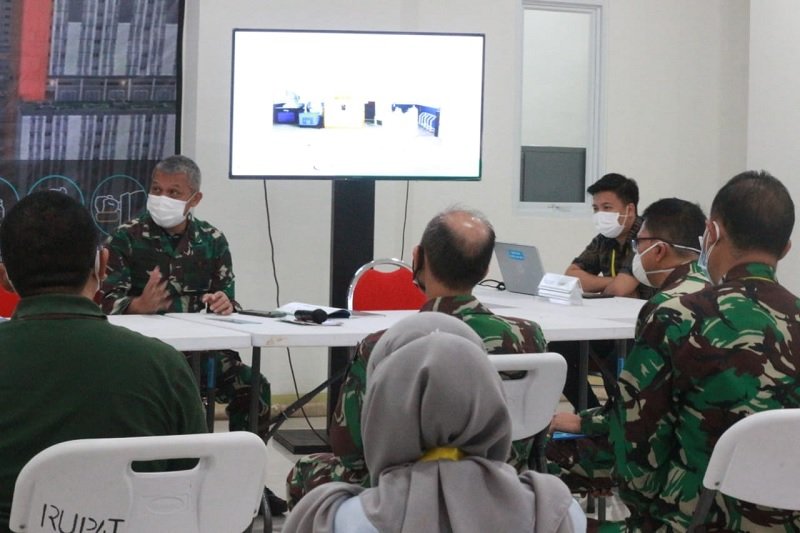 Koodinator RSDC Wisma Atlet Kemayoran, Mayjen TNI Tugas Ratmono, tengah memimpin rapat, Sabtu, 10 Juli 2021 untuk kesiapan antisipasi meningkatnya kebutuhan oksigen pasien Covid-19. (Foto : Humas RSCM Wisma Atlet)