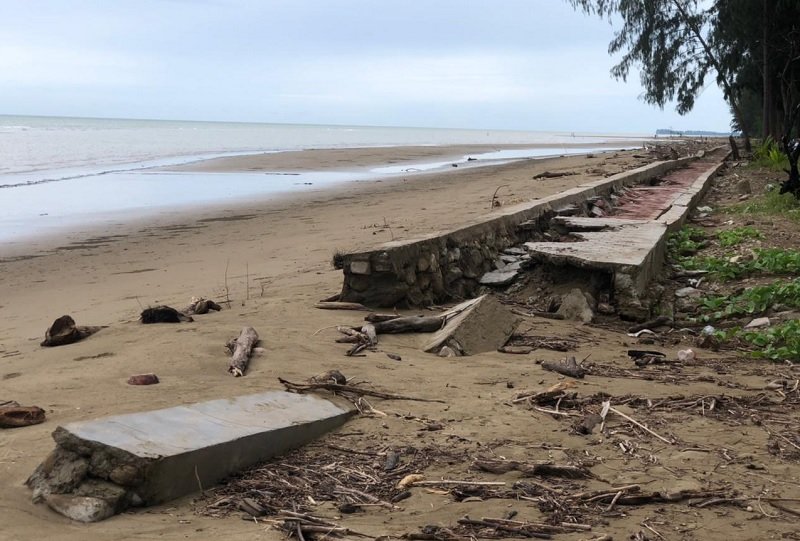 Kondisi bangunan talud yang dibangun di Pantai Gumumae dengan anggaran sebesar Rp. 1,4 Miliar terlihat hancur tertimbun pasir (Foto : Istimewa)
