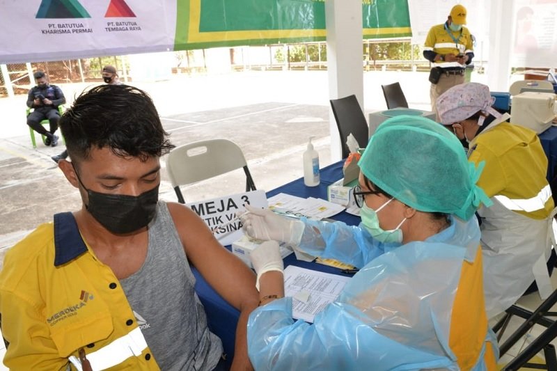 Karyawan PT. Batutua Kharisma Permai dan Batutua Tembaga Raya di Wetar Maluku Barat Daya mengikuti vaksinasi Covid-19, Sabtu (17/7/2021)
