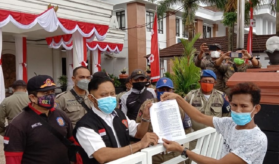 Aliansi Mahasiswa Ambon saat menggelar aksi demo di halaman Kantor Walikota Ambon, Jumat (13/8/2021) (Foto : beritabeta.com)