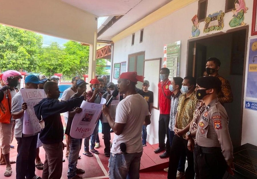 Puluhan orang yang tergabung dalam Lembaga Persaudaraan Pemuda Etnis Nusantara (PENA) dan Aliansi Peduli Masyarakat Adat (APMA) Seram Bagian Timur (SBT), menduduki kantor Pengadilan Negeri (PN) Dataran Hunimua di Kota Bula, Kamis (26/8/2021).