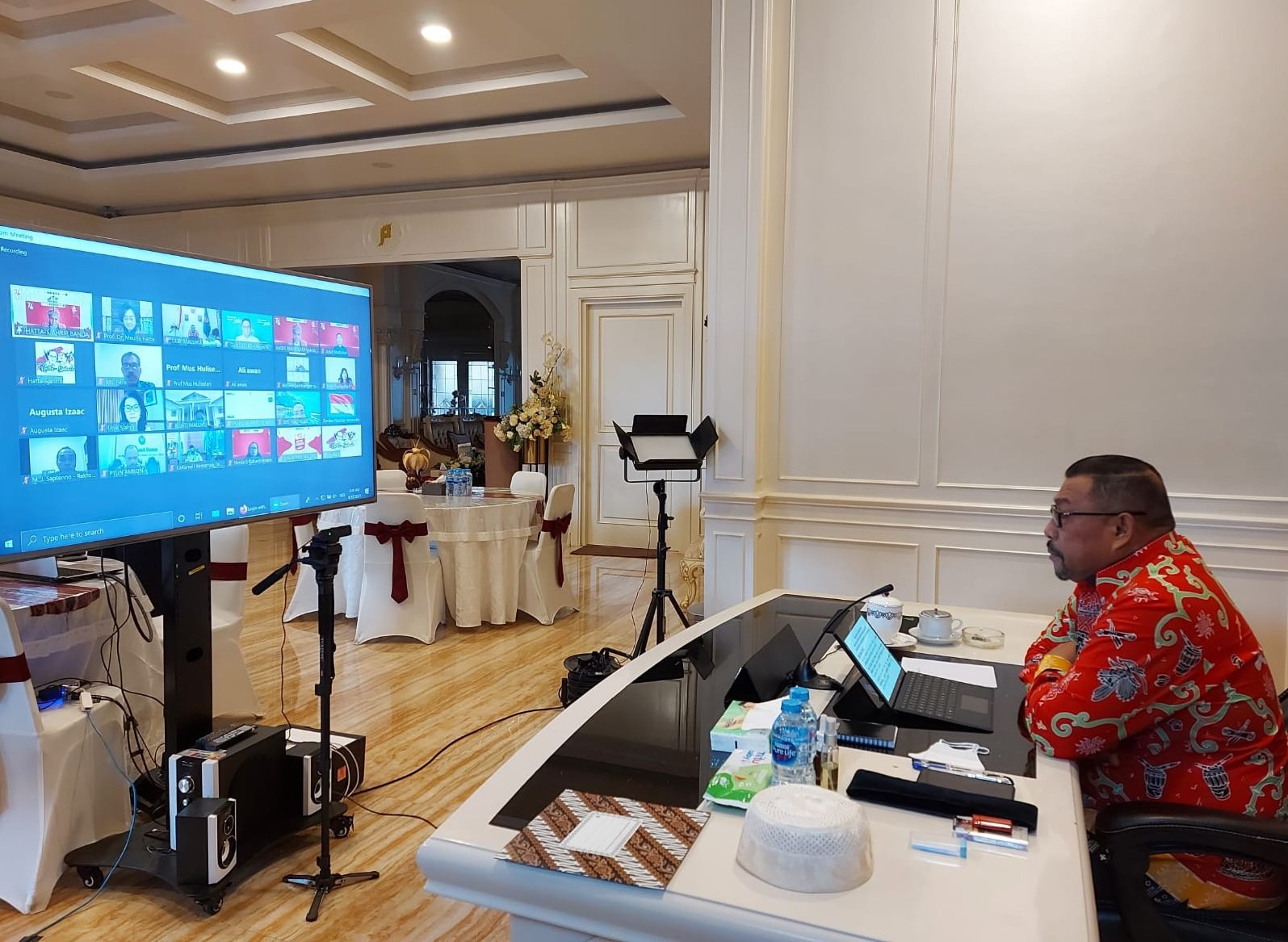 Gubernur Maluku Murad Ismail saat mengikuti pembukaan Festival Hatta – Sjahrir tahun 2021 yang dibuka oleh Menteri Pariwisata dan Ekonomi Kreatif Sandiaga Salahuddin Uno secara virtual dari Jakarta, Kamis (12/8/2021) (Foto : Humasmaluku)