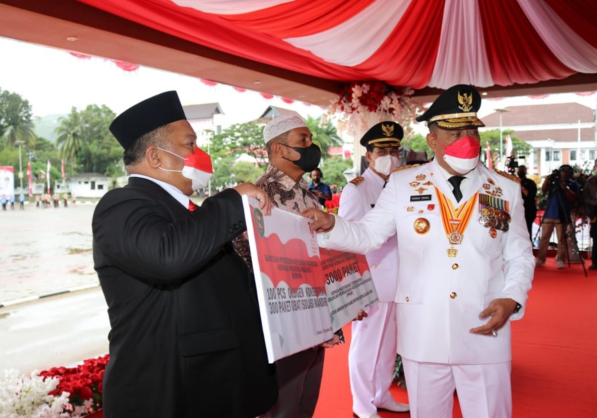 Gubernur Maluku Murad Ismail saat menyerahkan Bansos dari Presiden RI Joko Widodo kepada masyarakat terdampak PPKM secara simbolis usai Upacara HUT Kemerdekaan RI di Lapangan Merdeka Ambon, Selasa (17/8/2021)