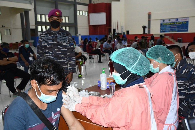 Kegiatan serbuan vaksin yang dilakukan TNI AL dan IKAPATTI yang berlangsung di Auditorium Universitas Pattimura  Ambon, Selasa (3/8/2021)