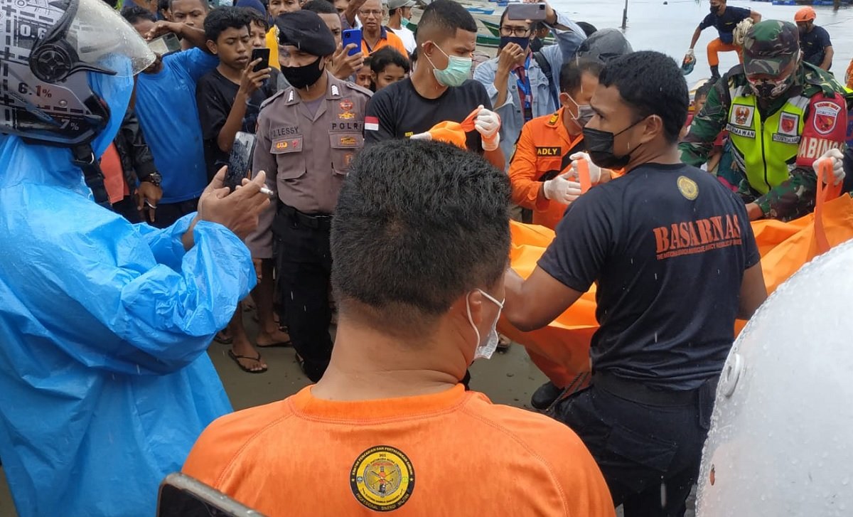 Proses evakuasi korban yang ditemukan di bawah Jembatan Merah Putih, Kota Ambon, Kamis (19/8/2021)