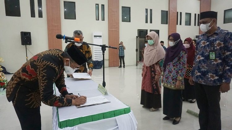 Tiga Pejabat Eselon IV menandatangani berita acara pelantikan di hadapan Kakanwil Kemenag Provinsi Maluku, Jamaludin Bugis, di aula Kanwil Kemenag Maluku, Tantui Kecamatan Sirimau Kota Ambon, Jumat (06/08/2021).