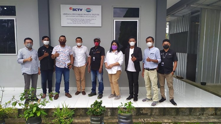 Para komisioner KPID Maluku berfose di depan stasiun SCTV -Indosiar yang berlokasi di Desa Poka usai melakukan Monitoring dan Evaluasi bebrapa waktu lalu. (Istimewa)