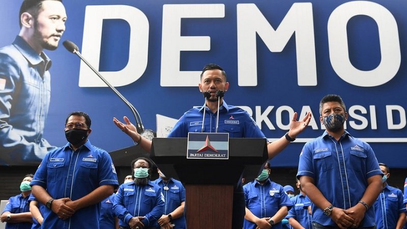 Ketua Umum DPP Partai Demokrat Agus Harimurti Yudhoyono (tengah) didampingi pengurus dan kader menyampaikan konferensi pers di Kantor DPP Partai Demokrat, Jakarta, Rabu (31/3/2021). (Foto : Antara)