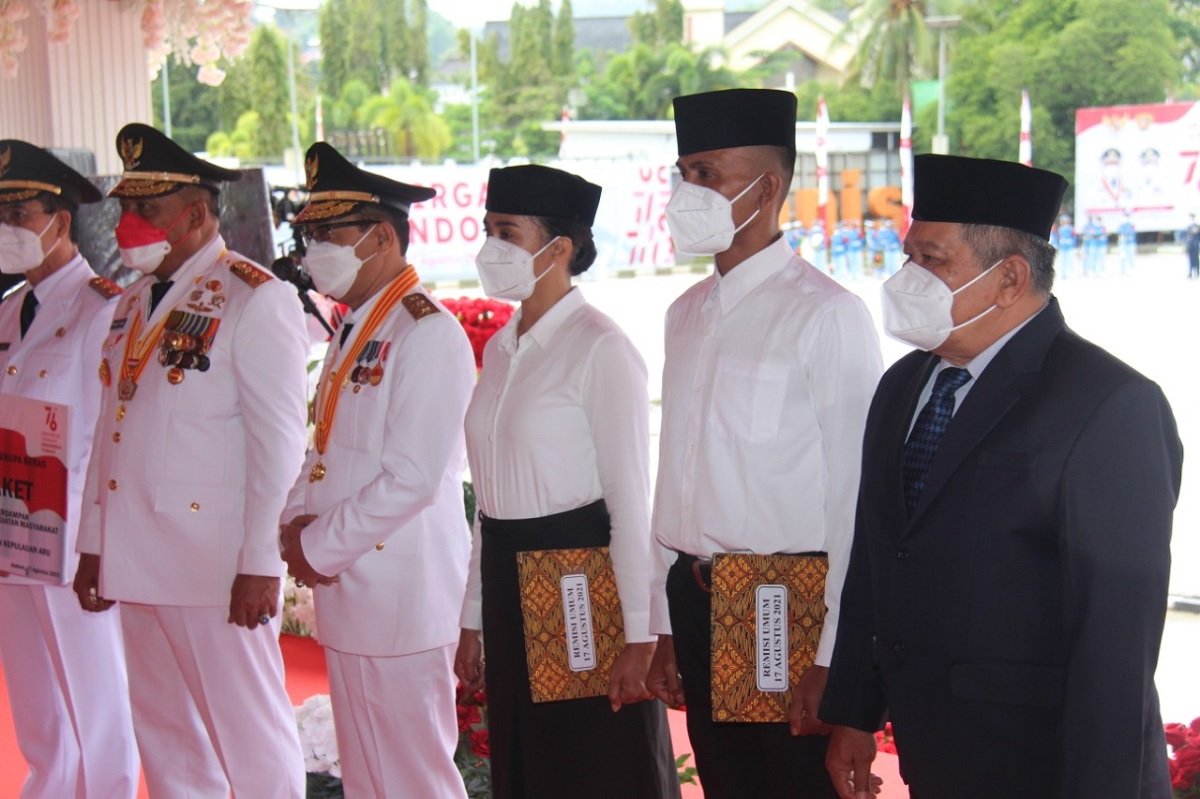 Penyerahan SK remisi kepada narapidana di Maluku yang dilakukan Gubernur Maluku Murad Ismail secara simbolis usai upacara 17 Agustus di Lapangan Merdeka, Ambon, Selasa (17/8/2021)