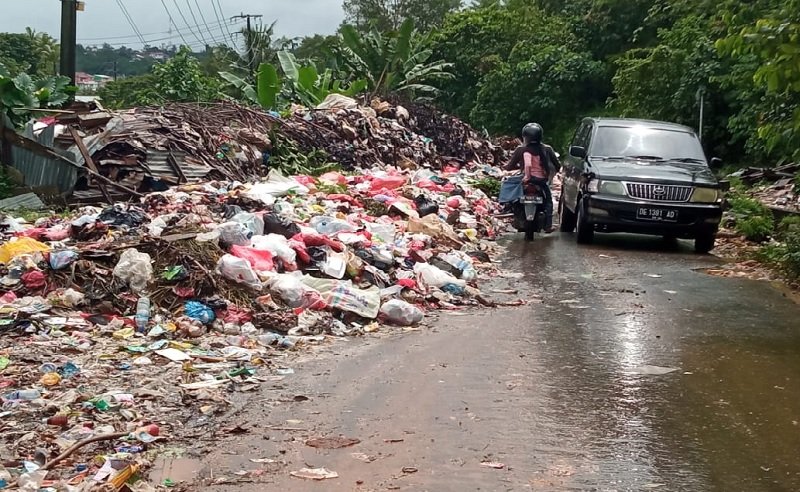 Lokasi pembuangan sampah di jalur jalan Ahuru, Desa Batumerah , Kota Ambon yang hampir menutup sebagian badan jalan (Foto: beritabeta.com)